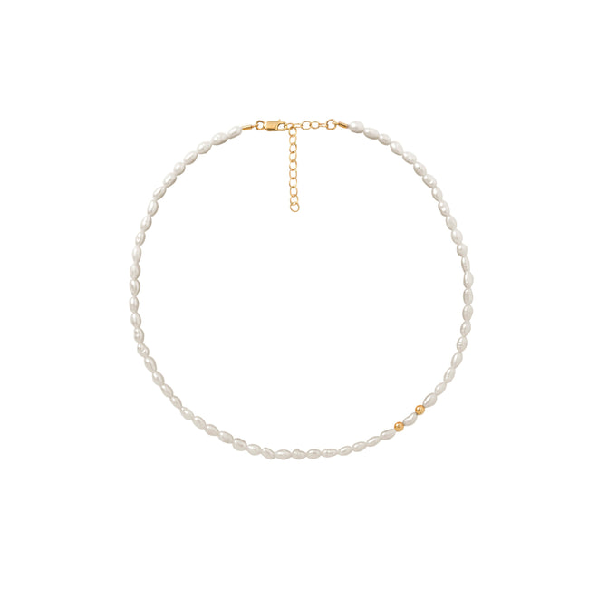 Gold necklace with pearls